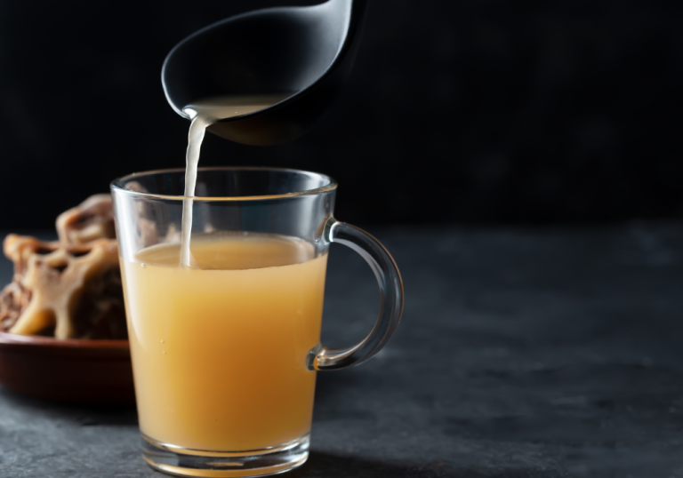 une tasse de Bouillon d'os riche en collagène naturel